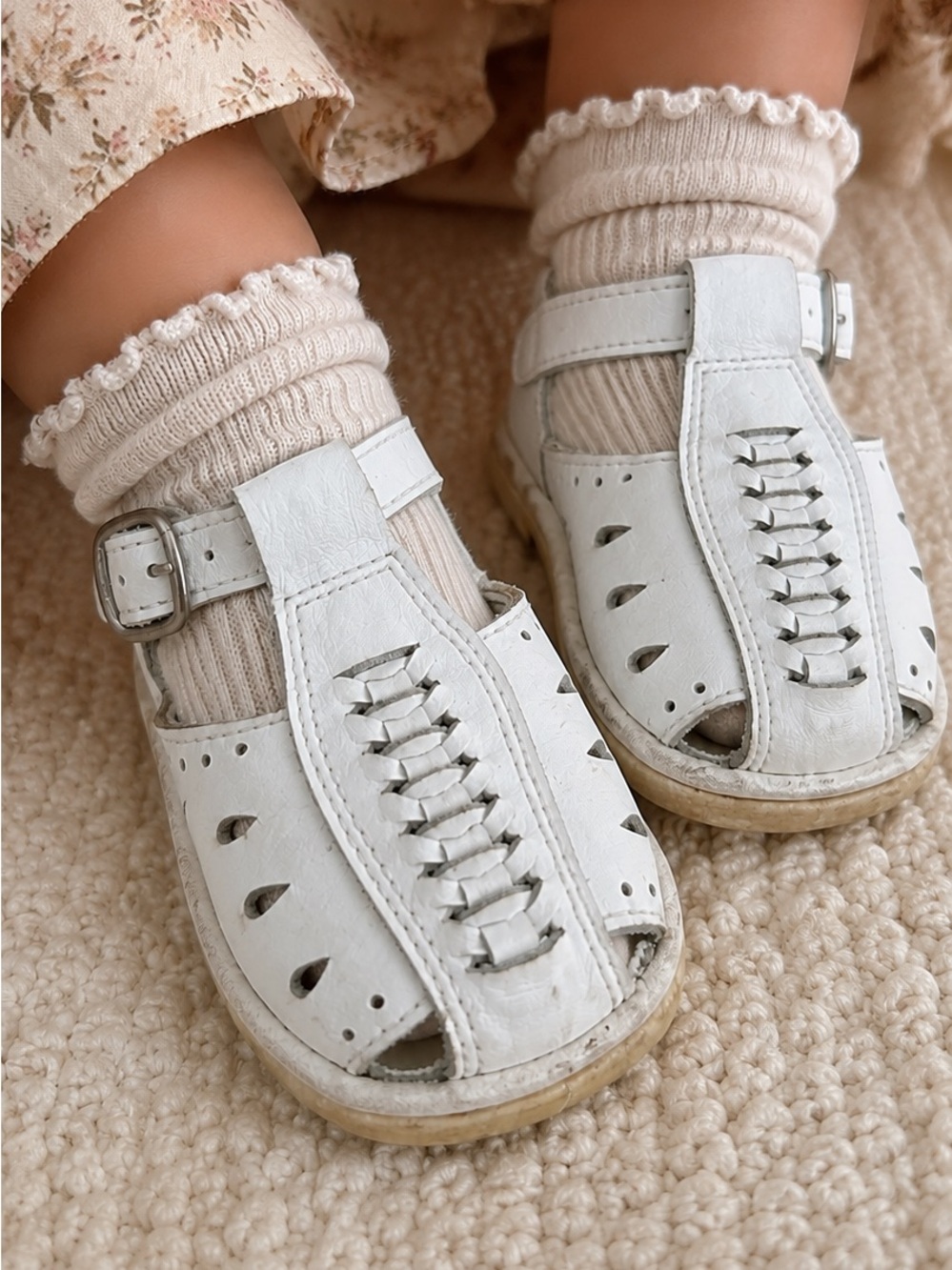 True Vintage White Leather T-Bar Sandals Size 4 Baby Genuine Leather Classic